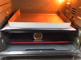 南瓜喜饼+芝麻核桃味,金盘送入烤箱底部第二层，烤制8分钟定型。