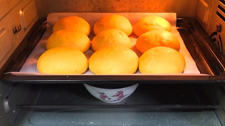 南瓜喜饼+芝麻核桃味,送入烤箱两次发酵，方法同上也是60分钟。