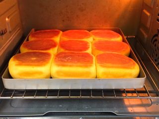 南瓜喜饼+芝麻核桃味,烤完拿出翻个身，再送入烤箱下层，烤制10分钟，如果不是金盘还是放底部第二层，这样上色比较均匀。