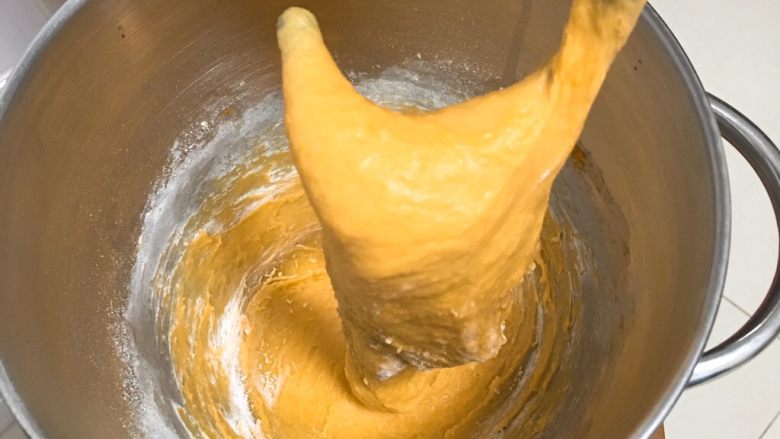 南瓜喜饼+芝麻核桃味,搅拌10分钟，面粉结团，如果太湿加点面粉。