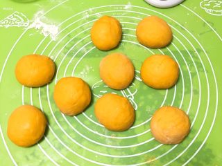 南瓜喜饼+芝麻核桃味,面团分成九个剂子滚圆。