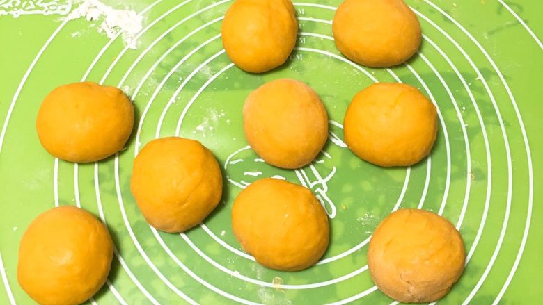 南瓜喜饼+芝麻核桃味,面团分成九个剂子滚圆。