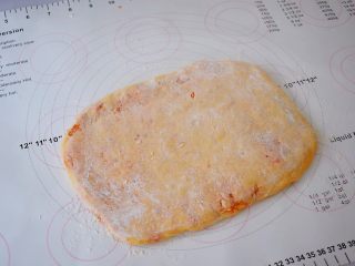 南瓜千层饼,然后双面撒上面粉，用擀面杖杖成1厘米厚的片