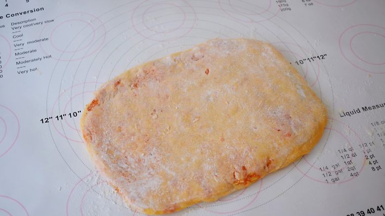 南瓜千层饼,然后双面撒上面粉，用擀面杖杖成1厘米厚的片