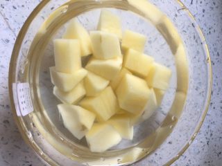 可乐土豆意面,1️⃣ 土豆洗净切块，再用清水洗去表面淀粉。