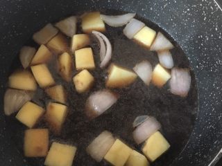 可乐土豆意面,7️⃣ 煮至汤汁浓稠，如果可乐多的话可以大火再煮一会。