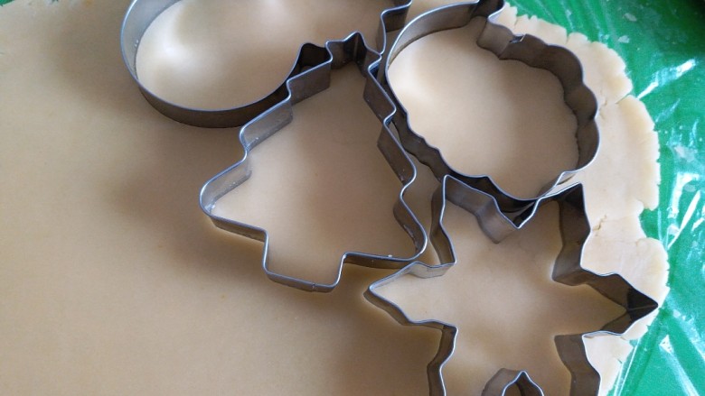 圣诞糖霜饼干,用模具压出自己想要的形状