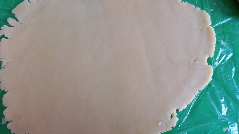 圣诞糖霜饼干,取一部分饼干面团放在保鲜膜上，上面再覆盖一张保鲜膜，用擀面杖擀开，我做的三四毫米的厚度