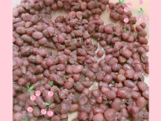 自制夏季丸丸糖水💖,7-红豆浸泡一晚上，加糖煲熟装盘备用。
