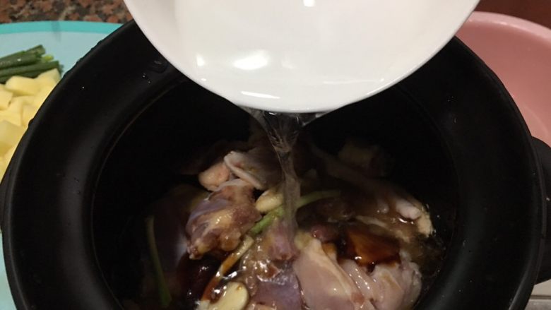 土豆焖鸡,倒入大半碗水。