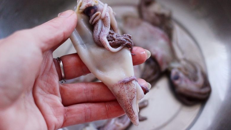 荷兰豆笔管蛸小炒,把笔管蛸去除内脏后，再把笔管蛸的外皮用手撕下来。
