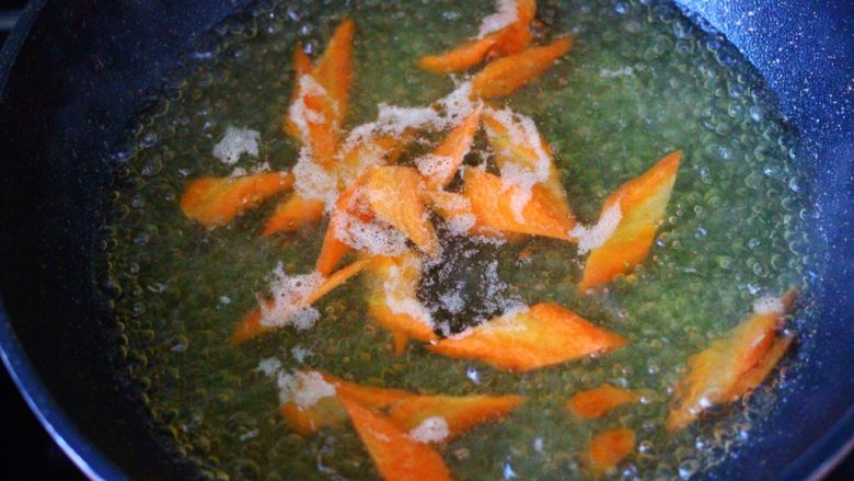 荷兰豆笔管蛸小炒,把切片的胡萝卜用同样的方式来进行焯水。