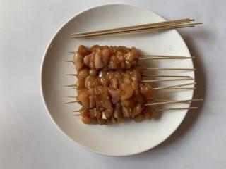 芝士鸡肉串,腌制好的鸡肉用竹签串成串