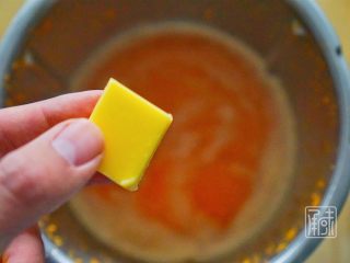 承味 甜虾玉米汤,放入黄油块加热进行煮制20分钟
