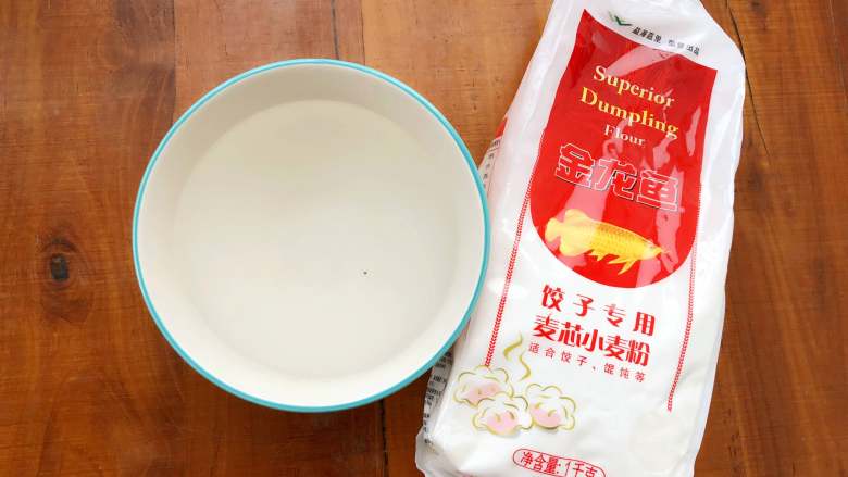 梅花蒸饺,饺子粉倒入较大的容器里。