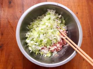 梅花蒸饺,把切碎的葱碎放到调好的肉馅里。