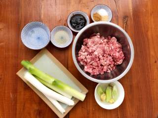 梅花蒸饺,准备制作肉馅的食材。葱姜水提前泡好。