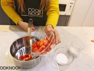 草莓奶酪法棍,中小火热锅倒入切好的草莓