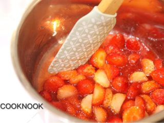 草莓奶酪法棍,拌炒出草莓糖浆