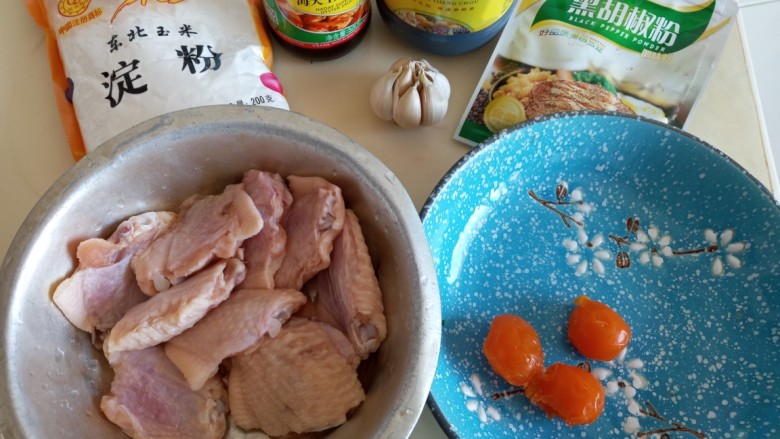 咸蛋黄焗鸡翅,准备原料