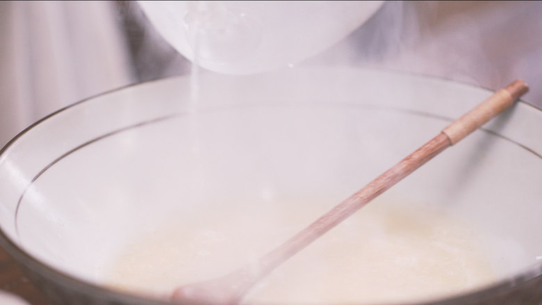 造芥辣法,倒入沸水，搅拌均匀