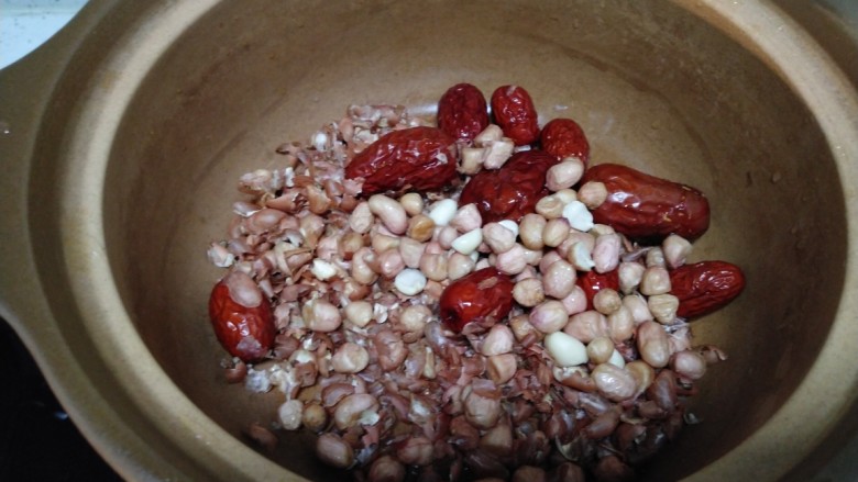 花生衣红枣水,所有食材放入砂锅中。