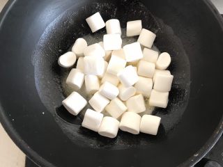 蔓越莓牛轧糖,倒入棉花糖，搅拌，直至棉花糖融化