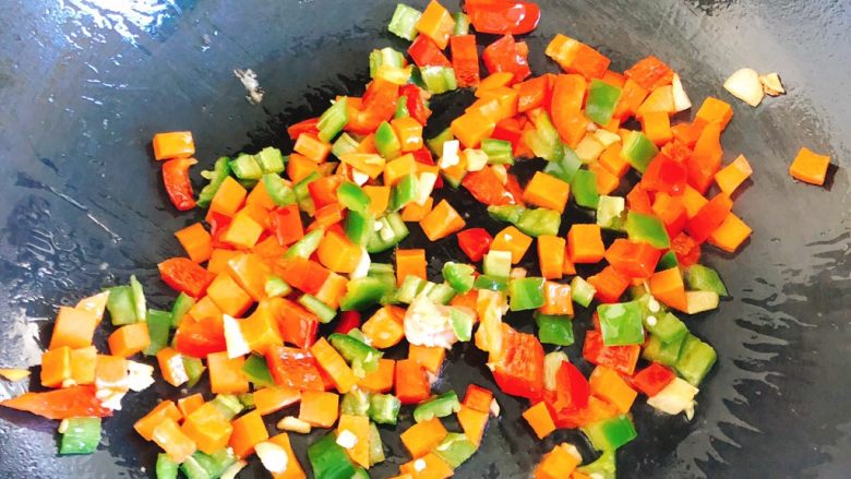 能吃两碗饭的下饭菜-宫保鸡丁,倒入青尖椒、红彩椒、胡萝卜炒2分钟，炒香。