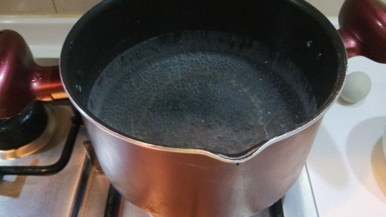新文美食  皮蛋瘦肉粥,锅中放入适量水烧开。