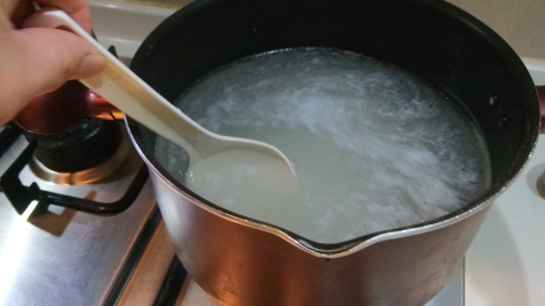 新文美食  皮蛋瘦肉粥,锅开放入泡好的米。