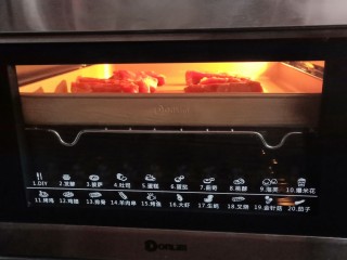 秘制烤肋排,烤箱提前预热10分钟（上下火200度）把腌制好的肋排均匀地码在不粘烤盘上，放中层上下火200度烤25分钟。