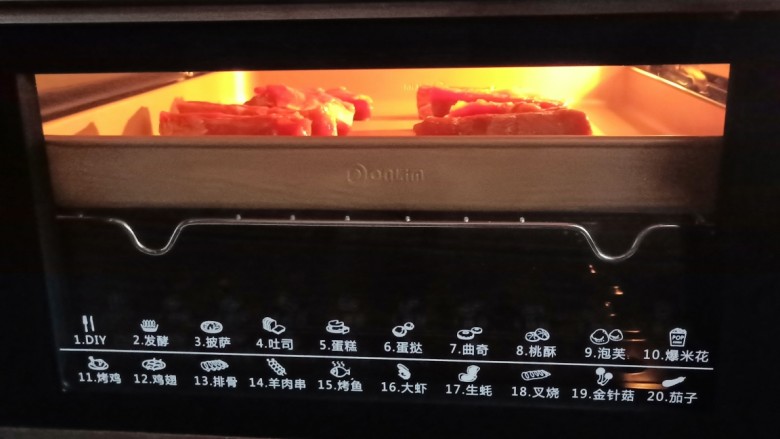 秘制烤肋排,烤箱提前预热10分钟（上下火200度）把腌制好的肋排均匀地码在不粘烤盘上，放中层上下火200度烤25分钟。