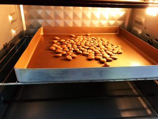 巧克力雪花酥,杏仁放入烤箱里烤至香脆