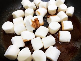 巧克力雪花酥,加入棉花糖，翻炒至棉花糖完全融化