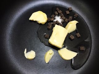 巧克力雪花酥,锅里加入黄油，水怡，盐，黑巧克力