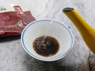 秘制烤肋排,期间来调一个汁、甘汁园纯正红糖取一勺在碗里。
