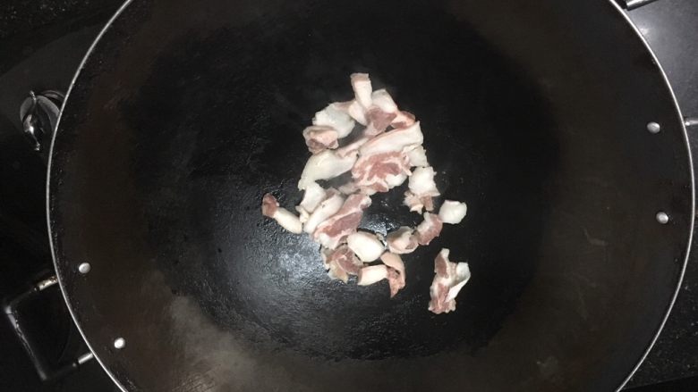 虾酱炒芥兰,热锅放入肥猪肉煸出猪油。