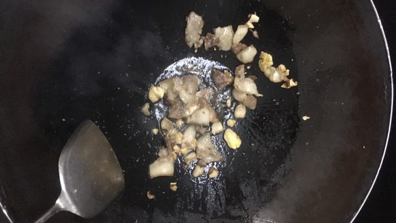 虾酱炒芥兰,猪肉焦香后放入姜蒜炒香，加入小许盐调味。