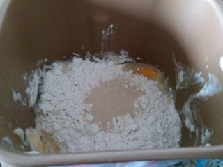 手撕肉松面包,面团食材除了黄油外全部放到面包机内，开始揉面。