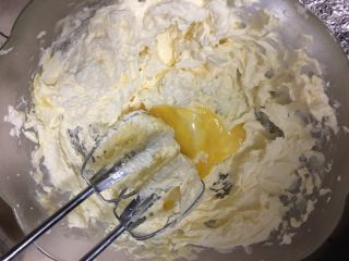 牛油磅蛋糕,将鸡蛋液分六七次倒入黄油混合均匀，每次打均匀后再放下一次蛋液，蛋液量比较大很容易出现油水分离，所以这一步要特别注意，不要偷懒。如果不慎油水分离了可以将称好的低粉挖一大勺放入打几下恢复补救