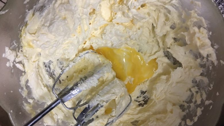 牛油磅蛋糕,将<a style='color:red;display:inline-block;' href='/shicai/ 9'>鸡蛋</a>液分六七次倒入黄油混合均匀，每次打均匀后再放下一次蛋液，蛋液量比较大很容易出现油水分离，所以这一步要特别注意，不要偷懒。如果不慎油水分离了可以将称好的低粉挖一大勺放入打几下恢复补救