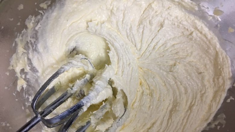 牛油磅蛋糕,将黄油打发至发白膨胀
