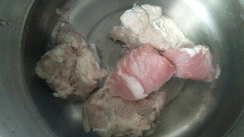 鱼胶猪骨汤,煲里放入适量的水，放入姜片，猪骨和瘦肉。