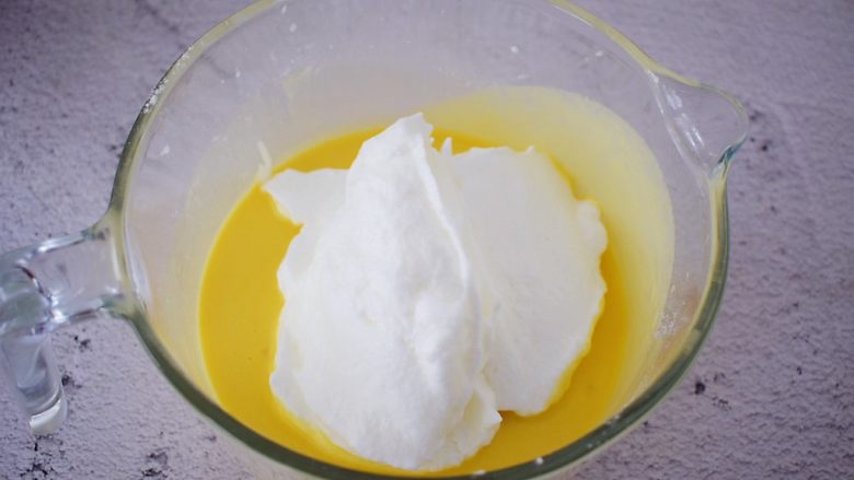 古早味蛋糕,把三分之一的蛋白霜加入蛋黄糊中，翻拌或都上下拌匀
