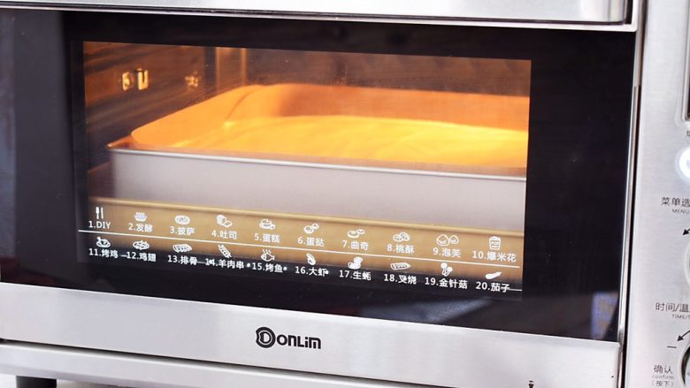 古早味蛋糕,放入预热好的烤箱，用水浴法下层，上下火150度，下层60分钟