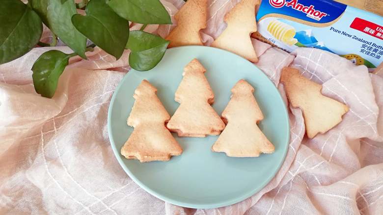 圣诞树饼干,酥脆的圣诞树饼干出炉啦！晾凉即可食用，密封保存。