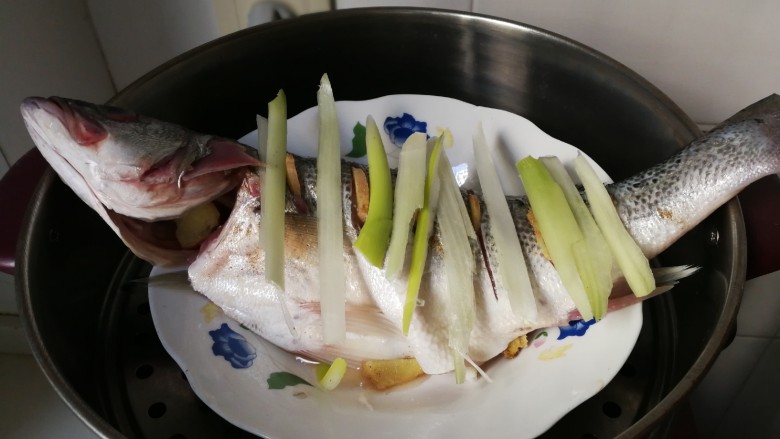 清蒸海鲈鱼,蒸锅水开放入海鲈鱼蒸八分钟，焖三分钟