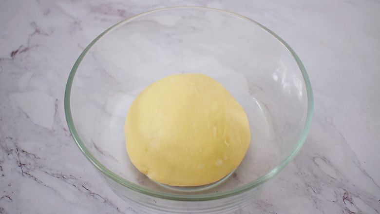 日式炼乳手撕面包,取出揉圆放入容器中，放在温暖处发酵至两倍大左右
