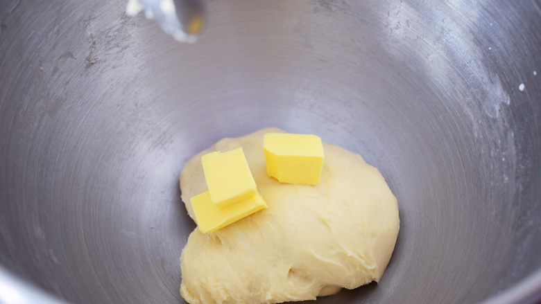 日式炼乳手撕面包,大约10分钟后加入黄油，继续启动3档快速揉面