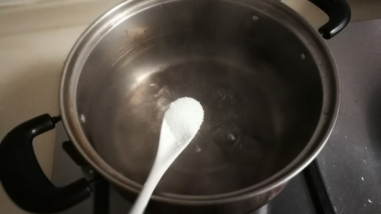 蒜泥拌西兰花,锅中放入适量清水烧开放入一小勺盐，可以滴几滴食用油